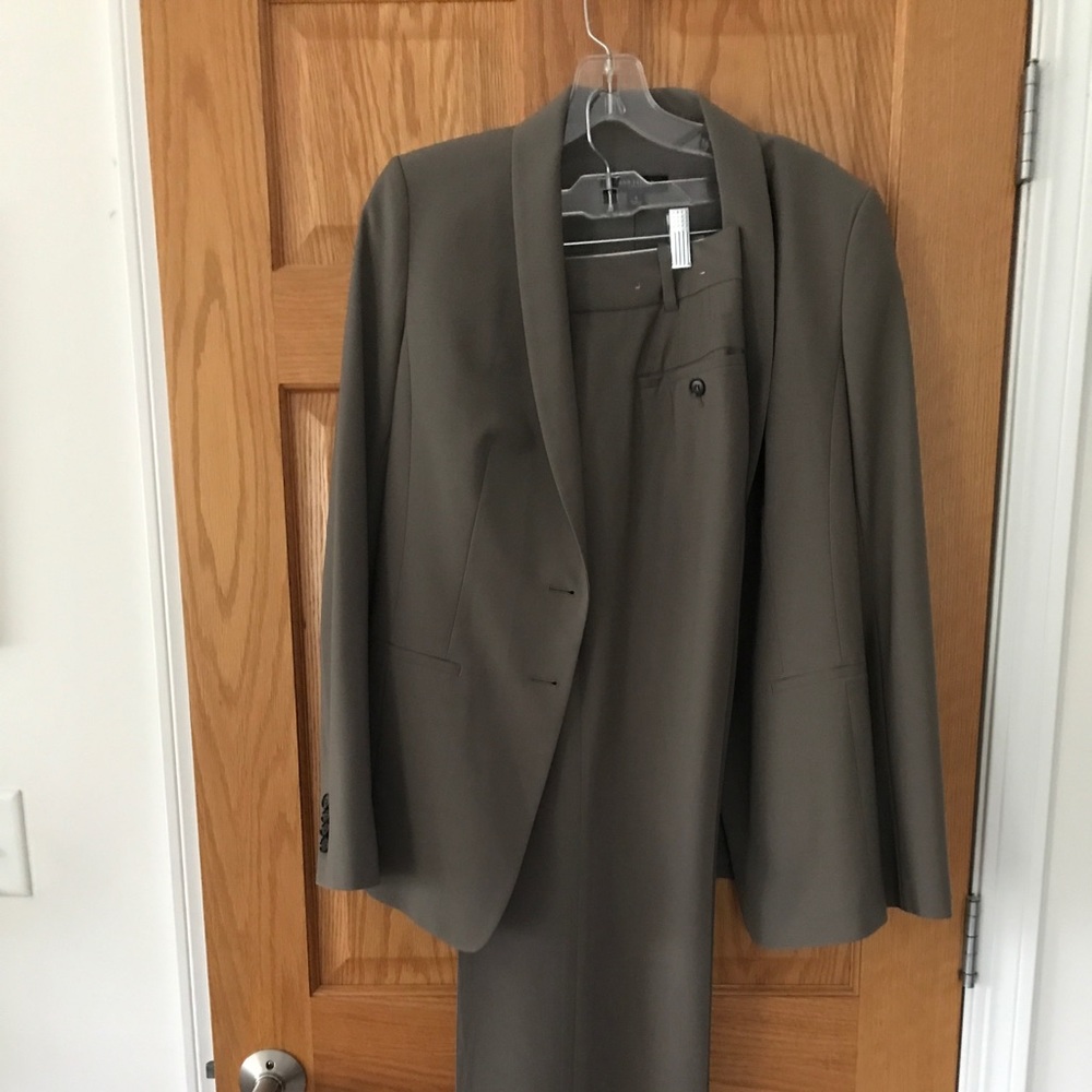 Ann Taylor pant suit. Jacket size 4 slacks size 6. Back pockets.
